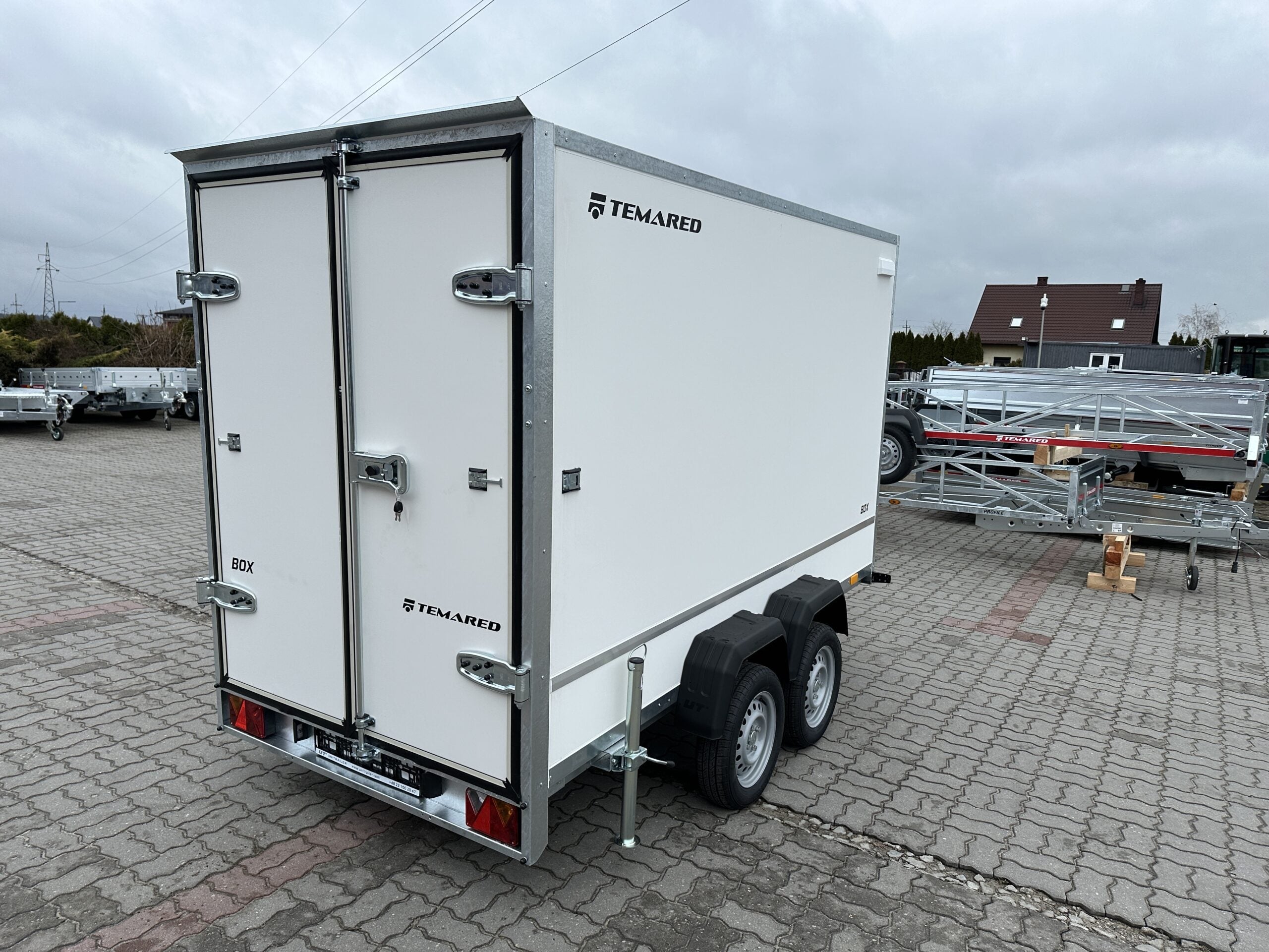 IMG_8478-scaled-1.jpg Kofferanhänger Furgon BOX 3015/2 Tandem 750 kg – Image 1