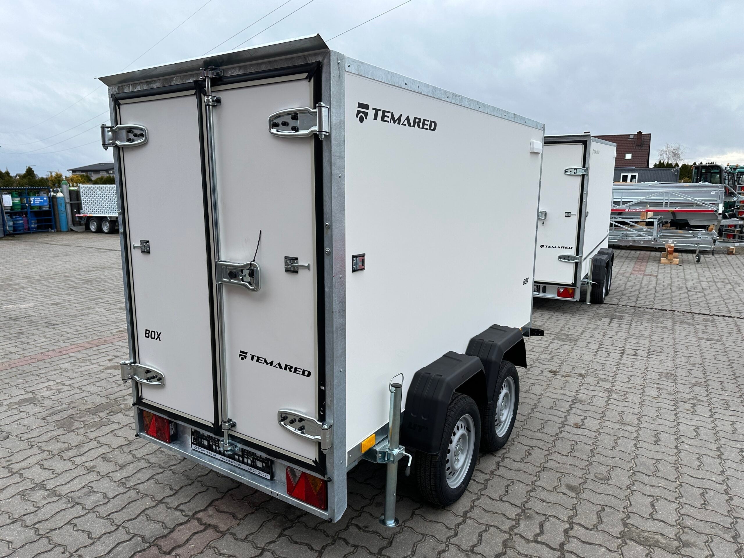 IMG_8487-scaled-1.jpg Kofferanhänger Furgon Box 2512/2 Tandem 750 kg – Image 1