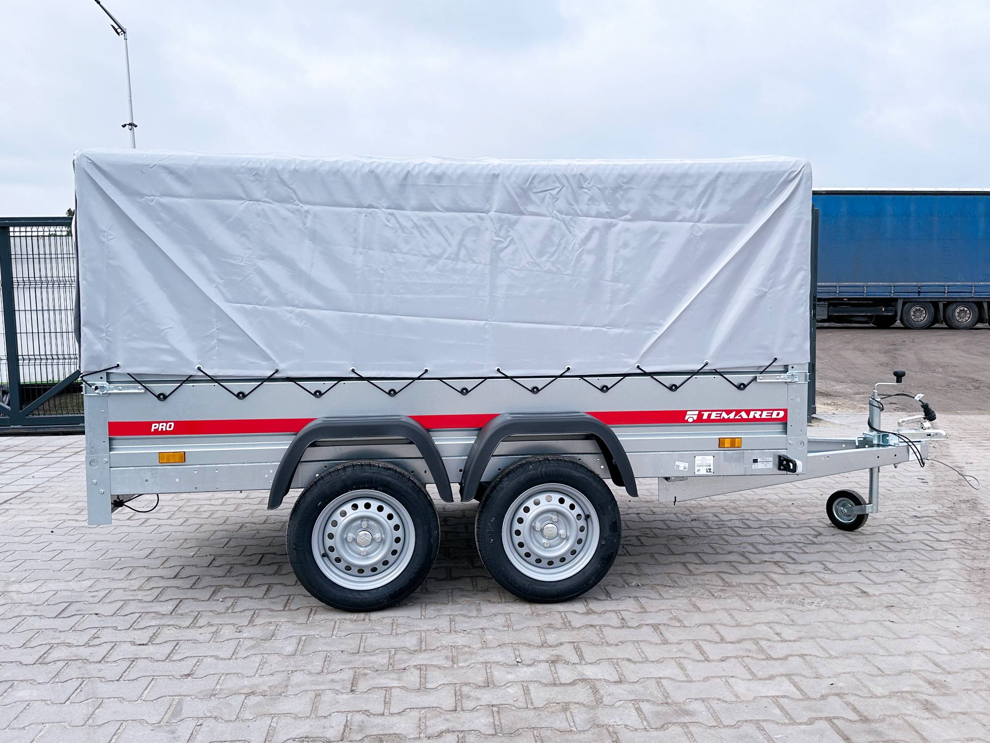 temared_pro2612_plandeka80cm_2.jpg Tandem-PKW-Anhänger mit Plane 300–750 kg (PRO 2612/2) – Image 1